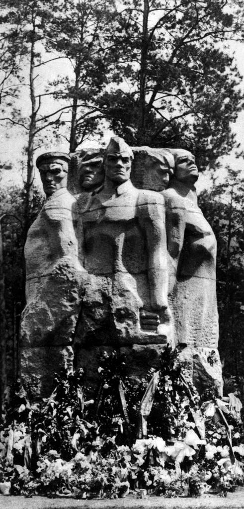 Памятник советским воинам, погибшим в фашистском лагере смерти в Дарнице
